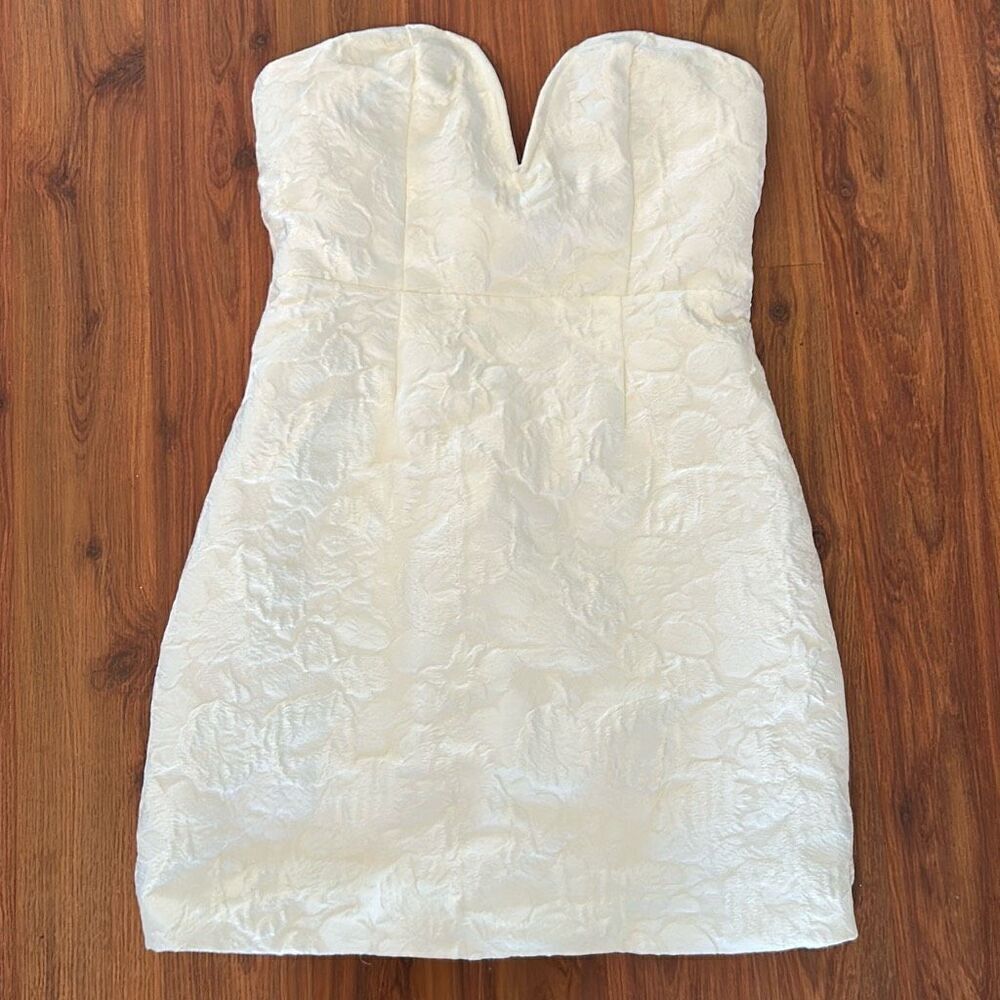 Lulus white textured plisse strapless mini dress plunging V size S